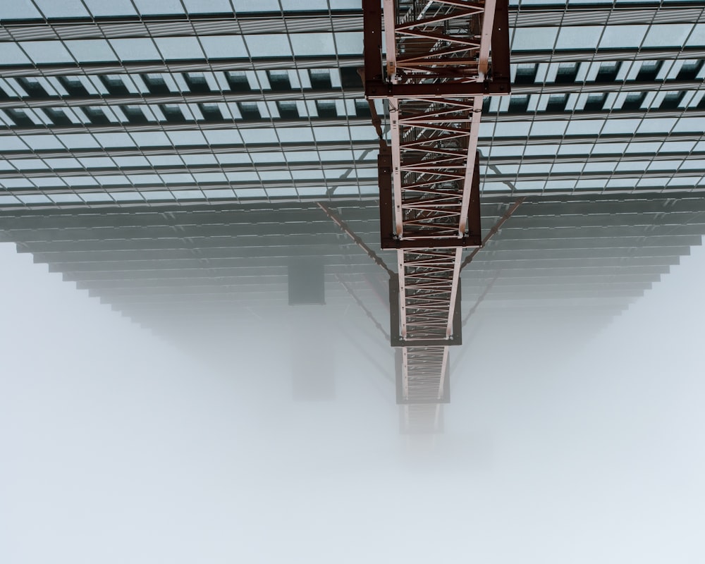 Grattacielo della parete divisoria coperto di nebbie
