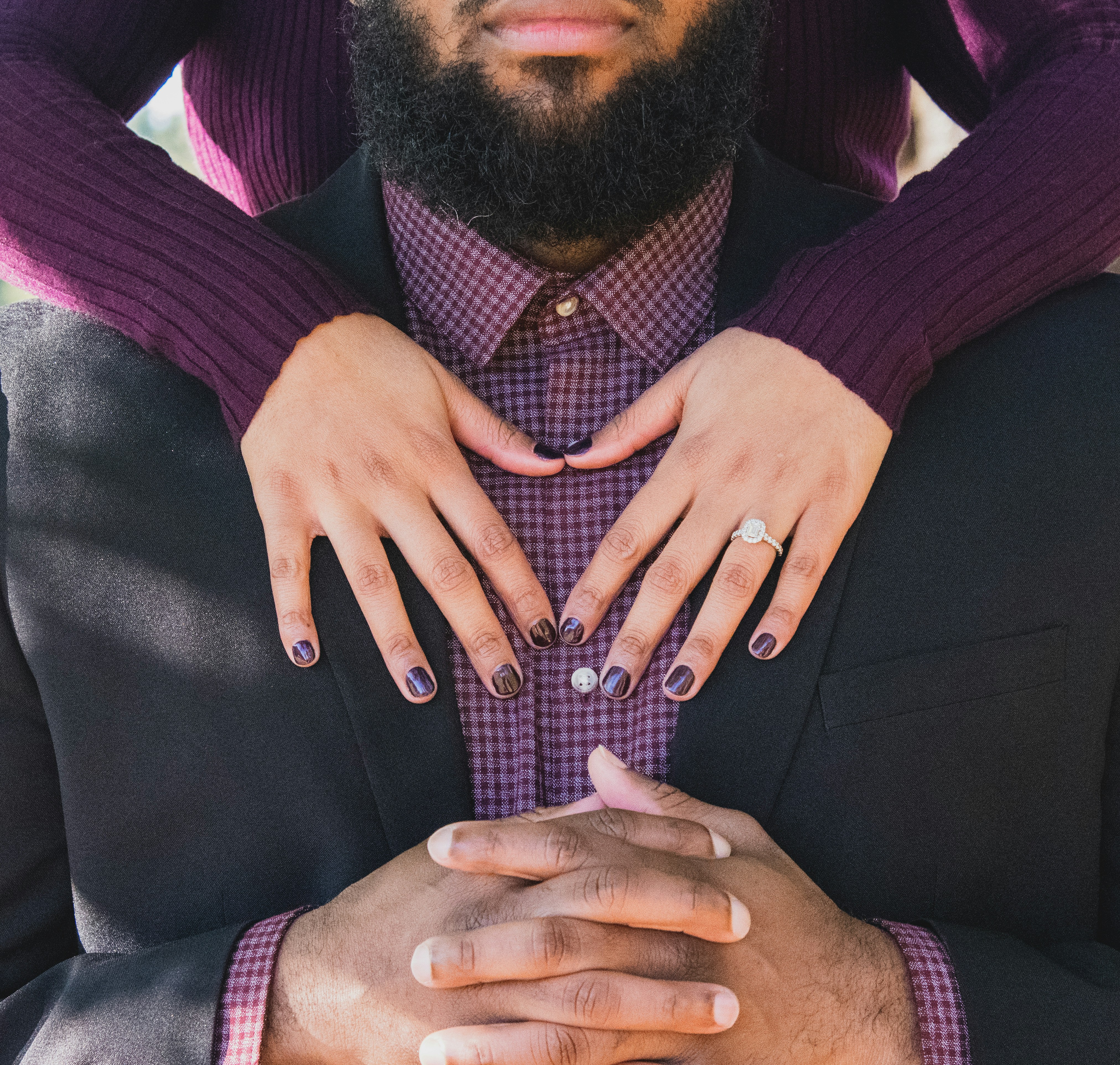 great photo recipe,how to photograph person standing at the back of man while touching his chest