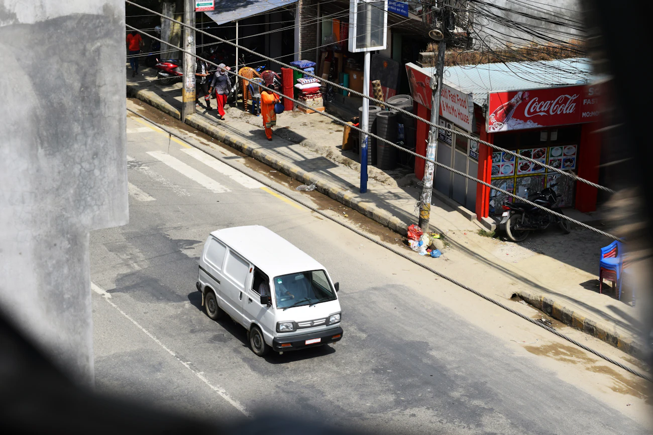 Van de servi&ccedil;o branca estacionada numa rua. Imagem de banco, placeholder.