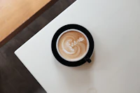 Café con arte latte servido en taza blanca