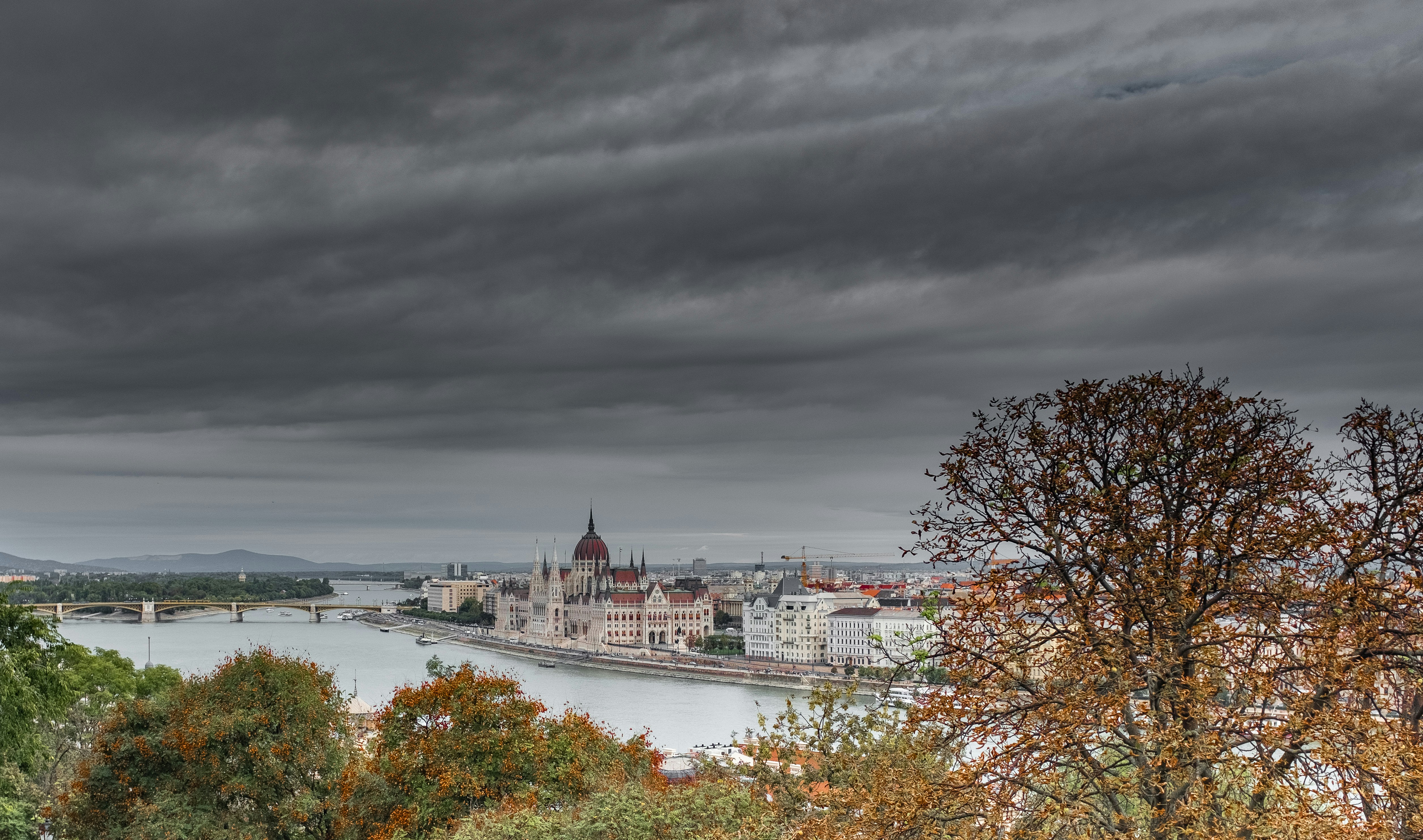 Blick auf weiß-rotes Kuppelgebäude unter düsterem Himmel