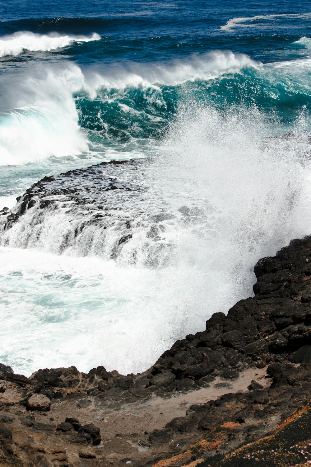 sea waves during daytime