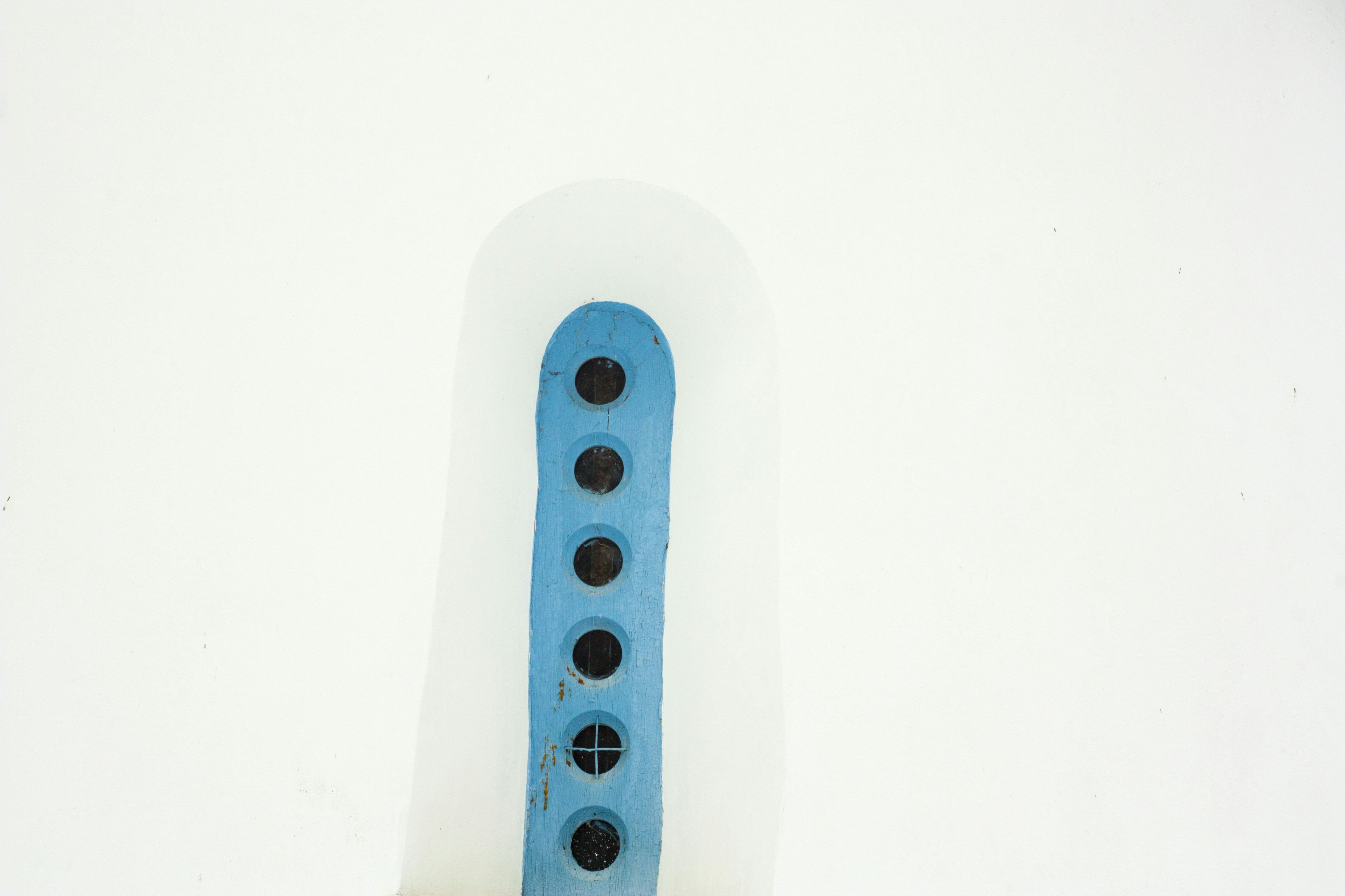 white and blue Bluetooth speaker