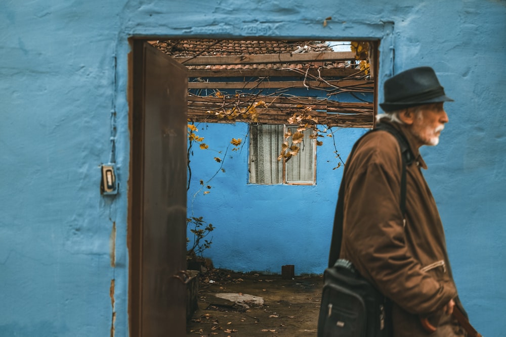 homme marchant près de la peinture de porte