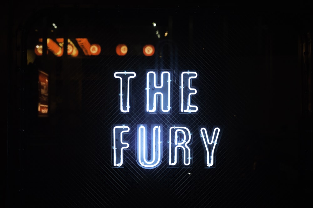 letrero de luz de neón azul The Fury