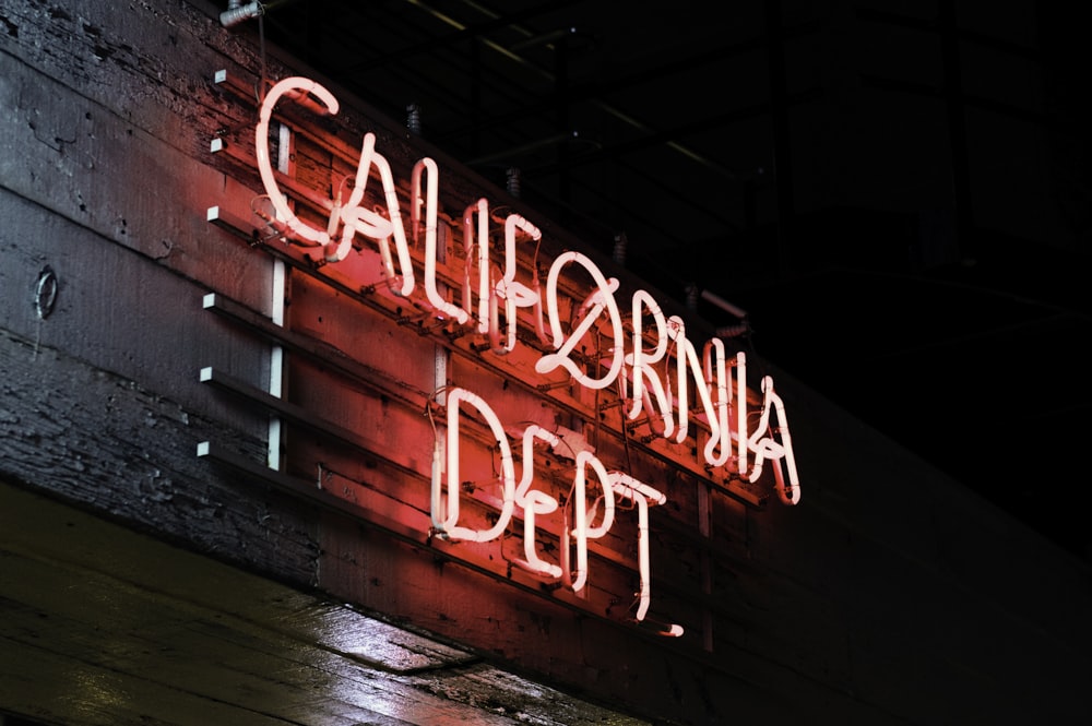 segnaletica luminosa al neon rossa del Dipartimento della California