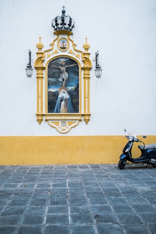 yellowa nd white painted window frame