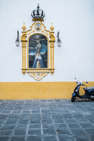 yellowa nd white painted window frame