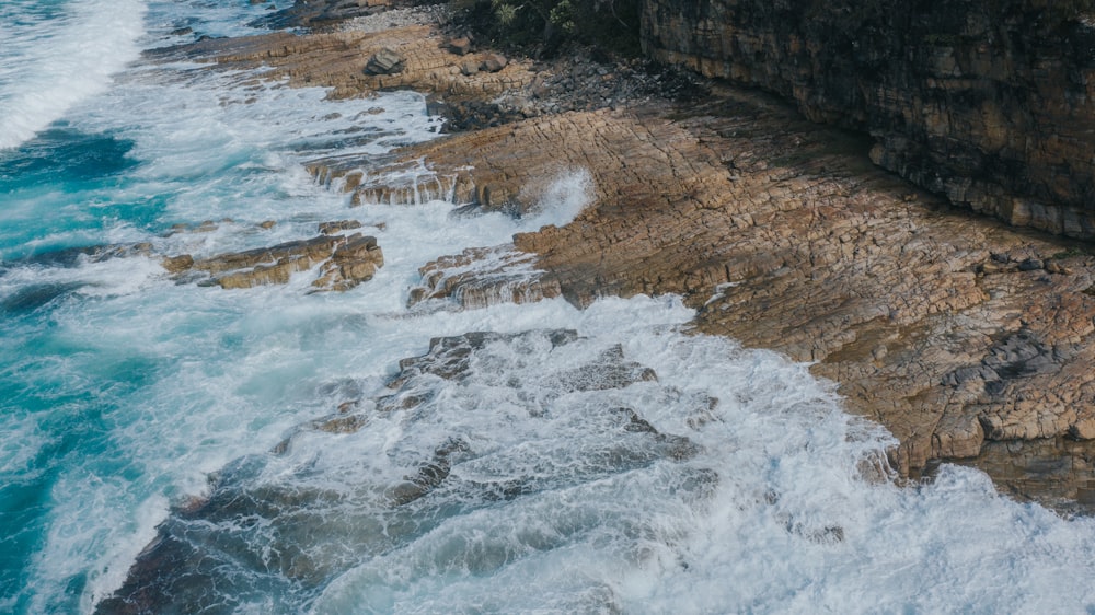 ondas do mar caindo em terra