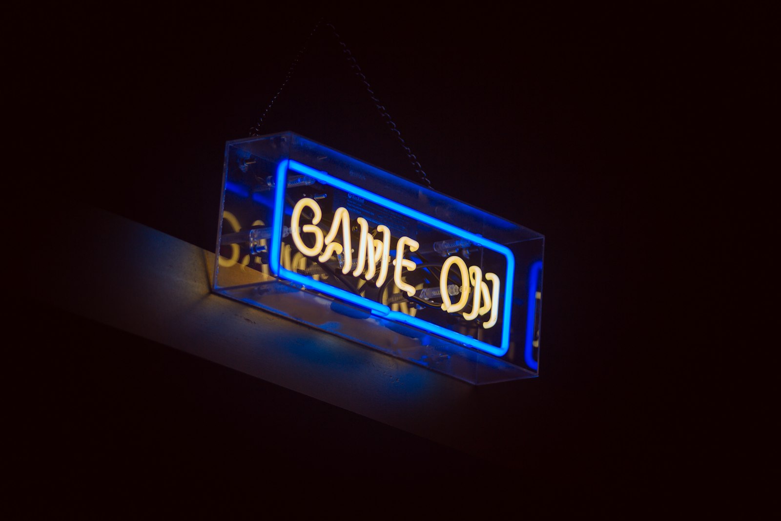 Canon EOS 60D + Sigma 105mm F2.8 EX DG Macro sample photo. Game on neon signage photography