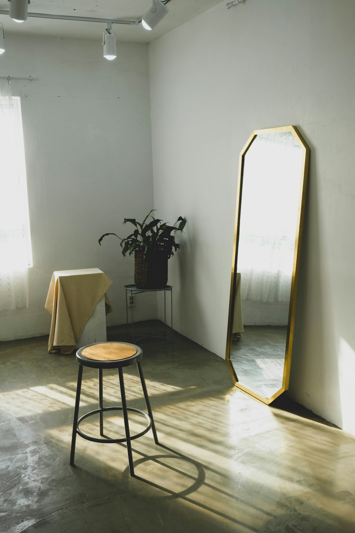 Espelho de Corpo Inteiro: Como Usar esse Item para Ampliar, Iluminar e Decorar Qualquer Ambiente