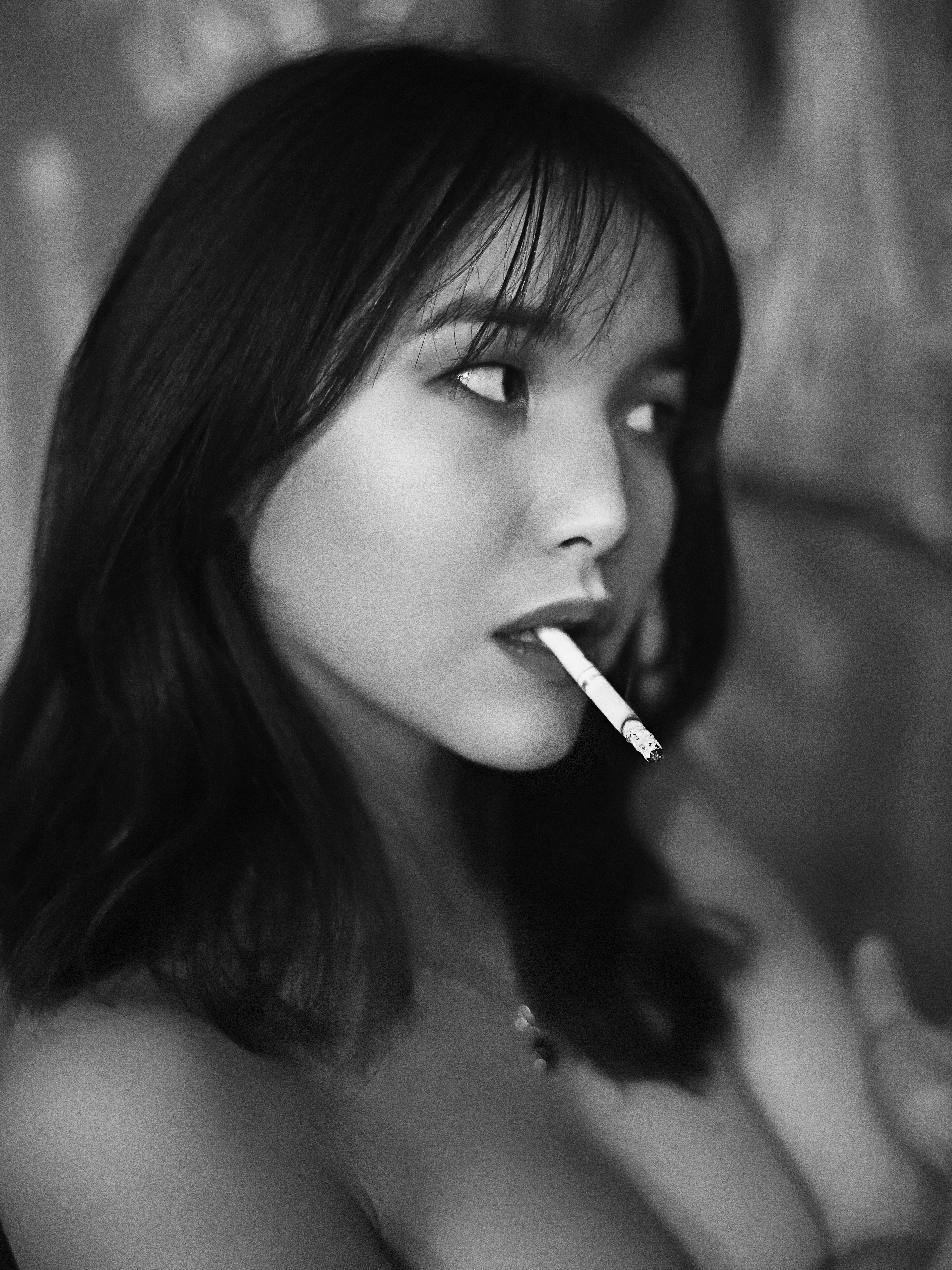 タバコを口にくわえる女性の写真 Unsplashで見つけるたばこの煙の無料写真