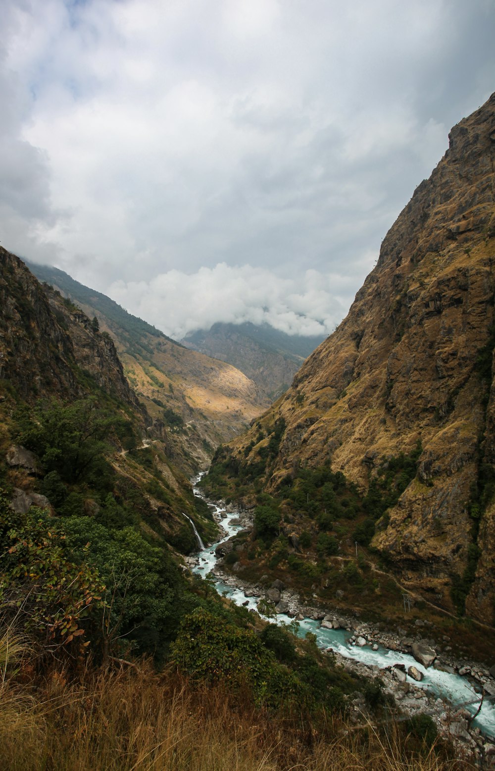 fiume tra le montagne