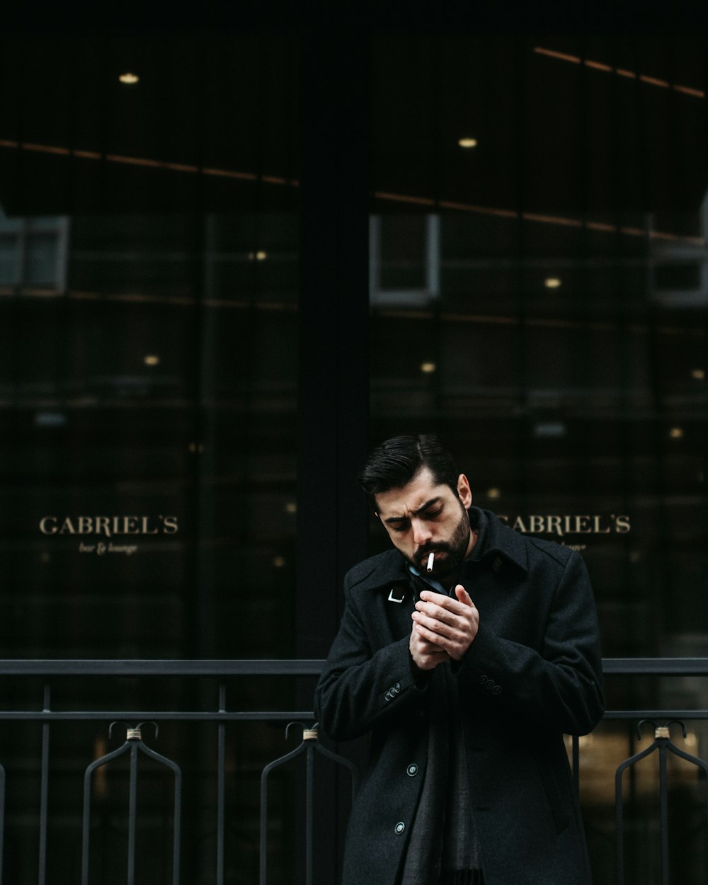 homme debout fumant une cigarette