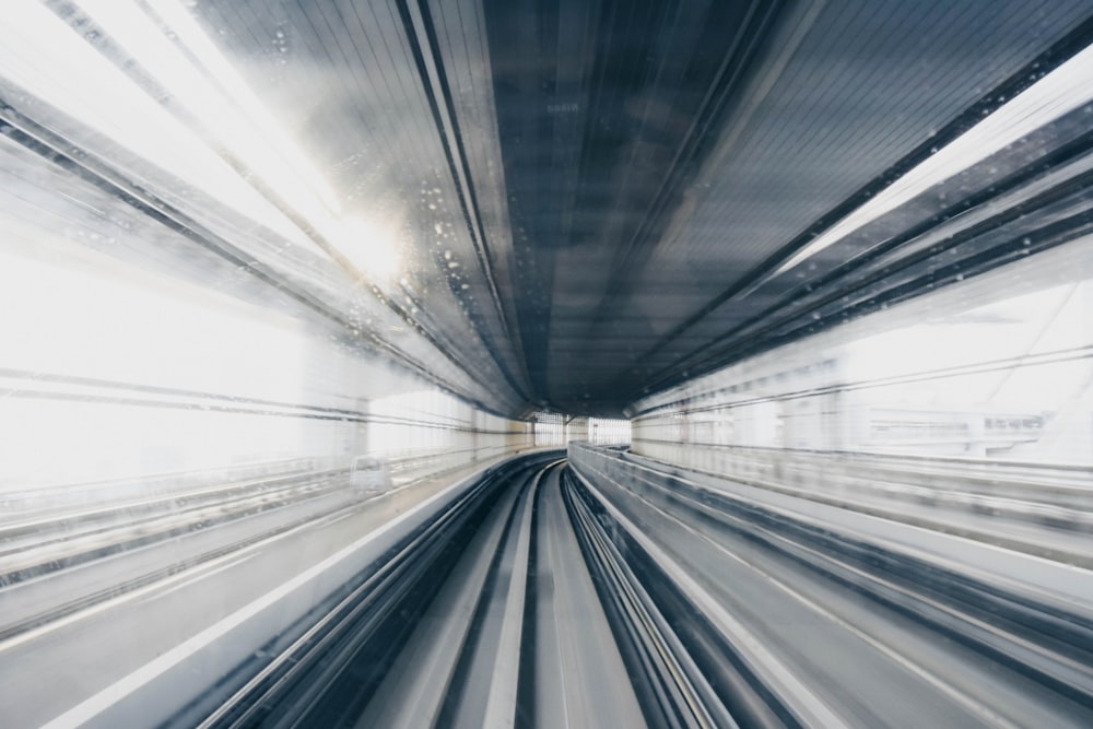 Vía de tren vacía durante el día