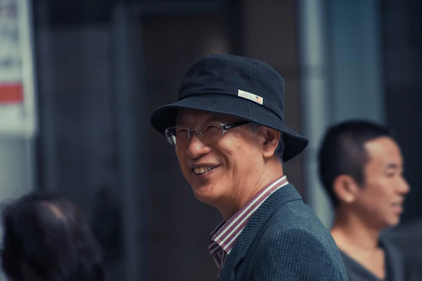 Viajero sonriendo en Tokio
