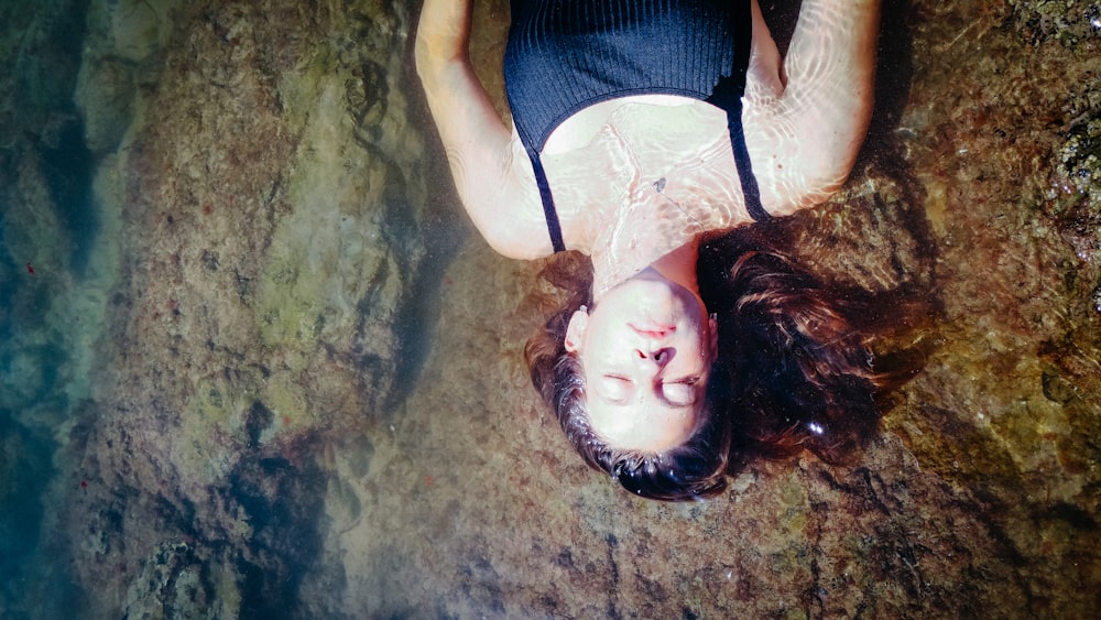 mulher deitada na água