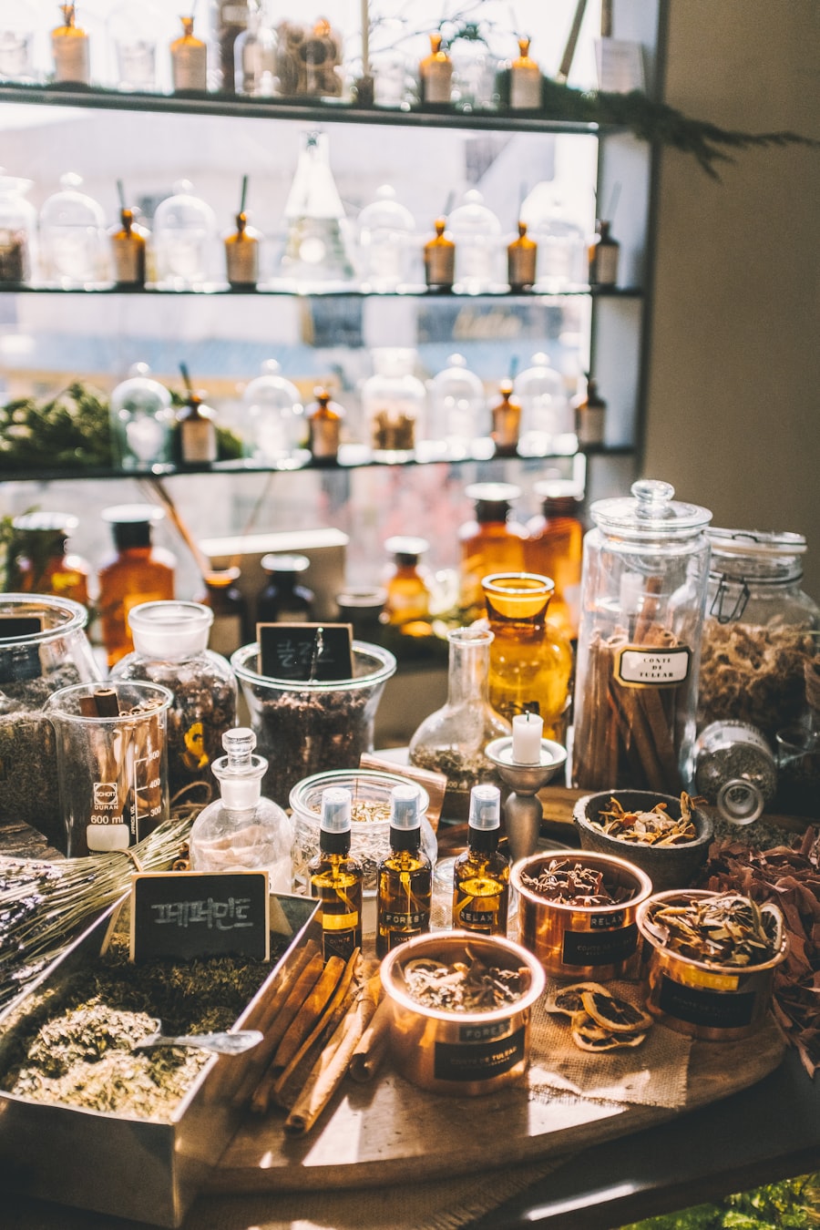 中藥材與養生用品陳列，呈現漢方元素