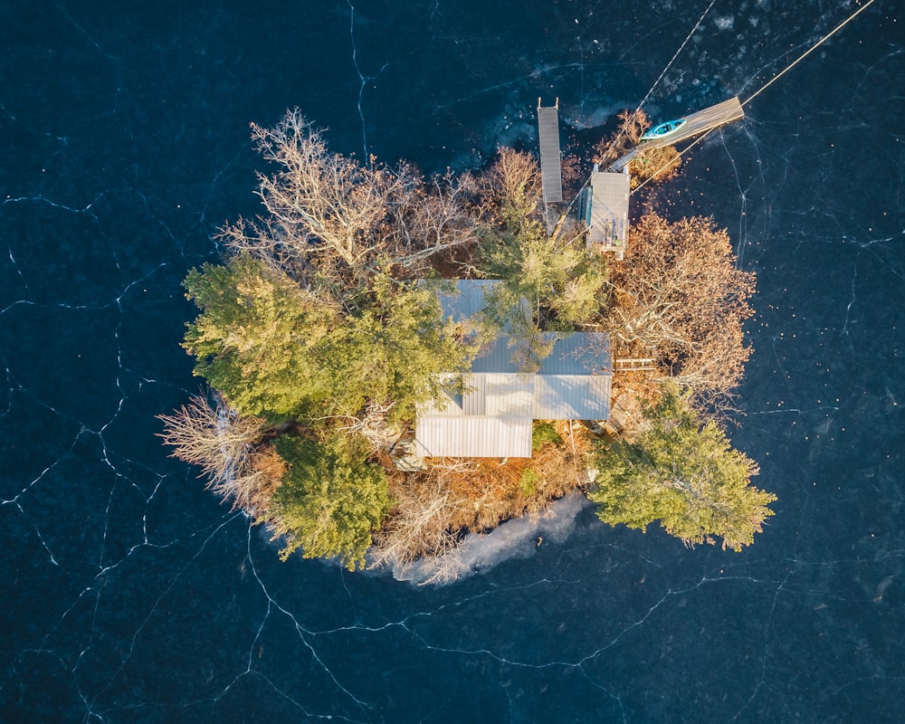 Luftaufnahme eines Hauses, das von ruhigem Wasser umgeben ist