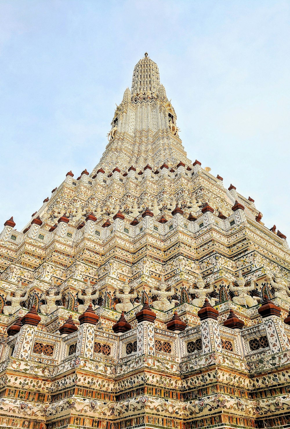 Low-Angle-Fotografie der braunen Betonburg