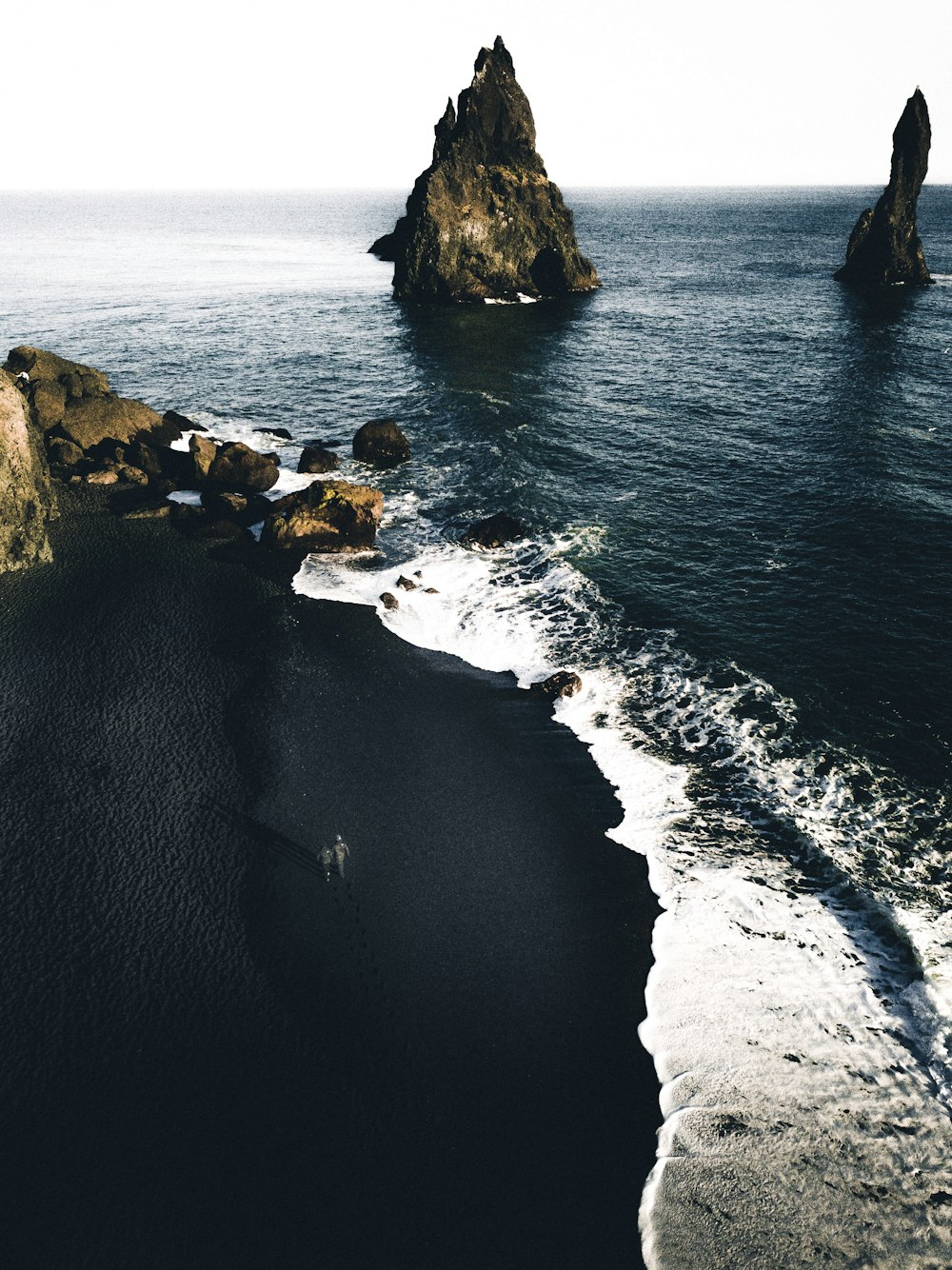 海に浮かぶ茶色の崖