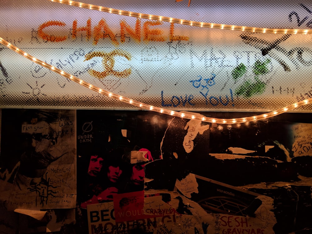 faixa de energia laranja iluminada na parede