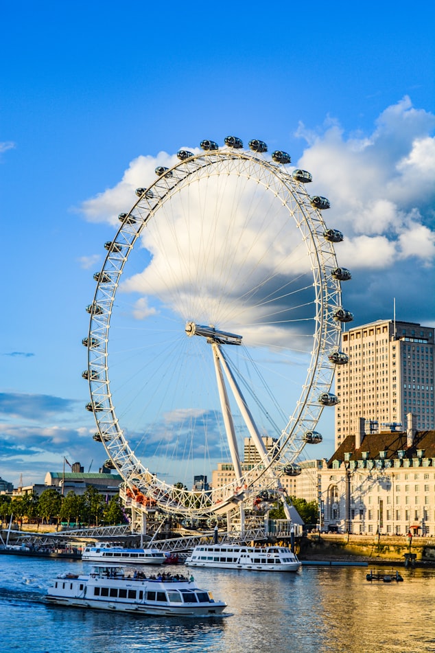 London Eye: Do not miss out on a ride atop this majestic ferris wheel!
