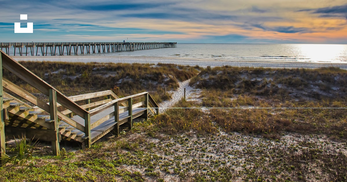 Brown wooden pathway leading to sea during daytime photo – Free Panama