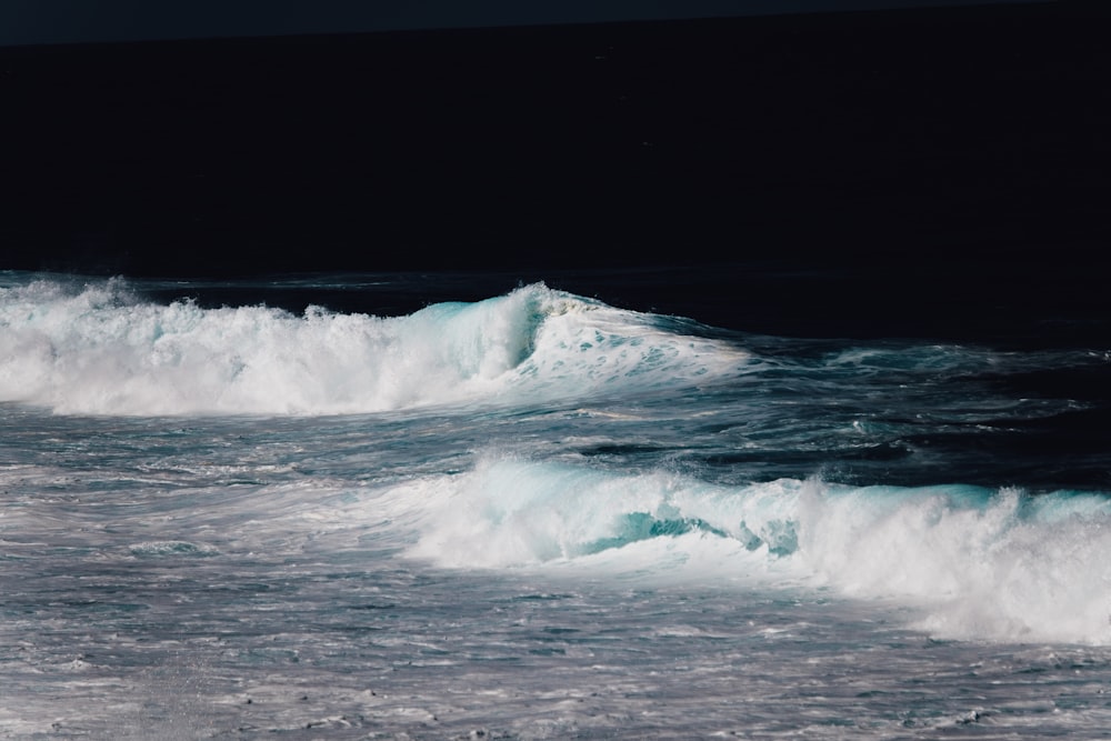 ocean waves during nighttime