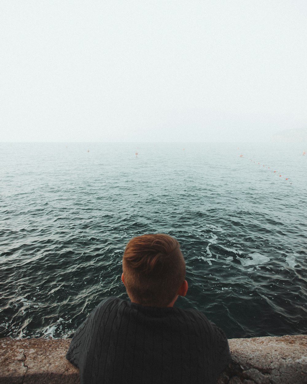 pessoa olhando para o oceano durante o dia
