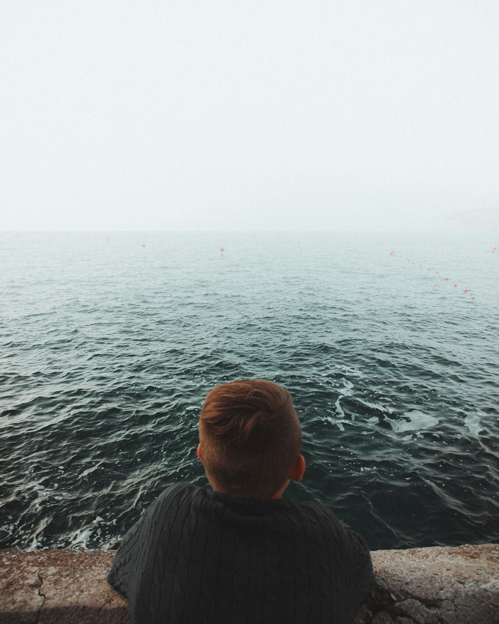 Person, die tagsüber auf das Meer schaut