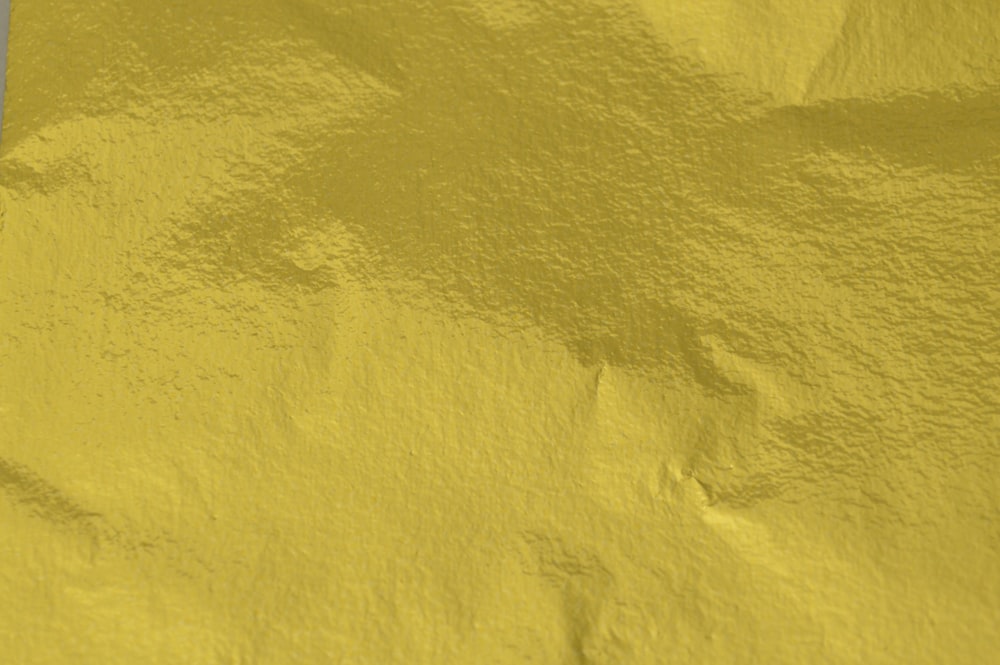 textil amarillo con estampado blanco