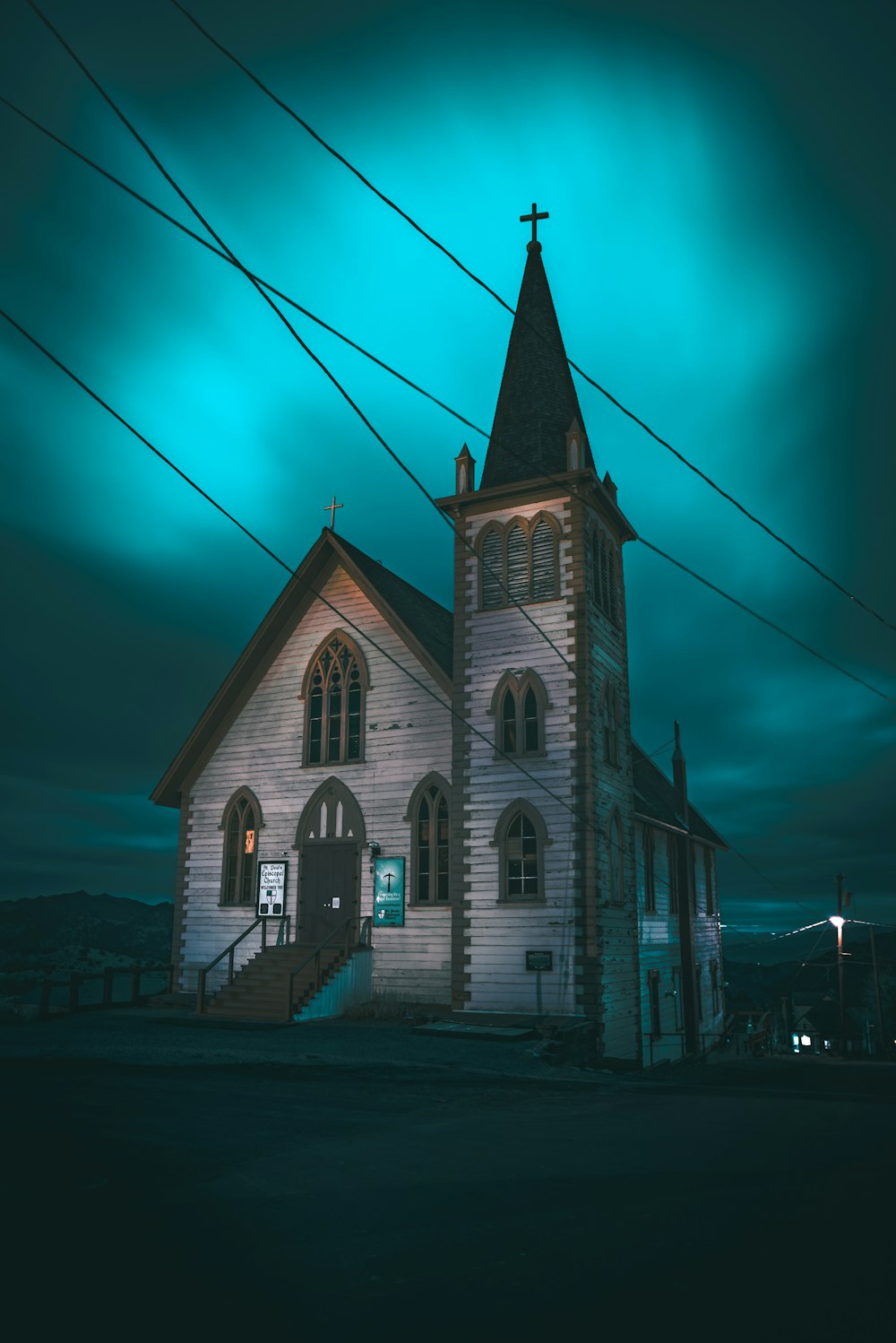Catedral de hormigón gris por la noche