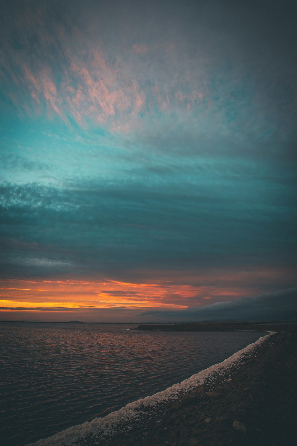 acqua calma sotto il cielo blu