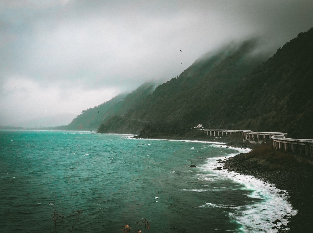 산과 해변 사이의 콘크리트 도로