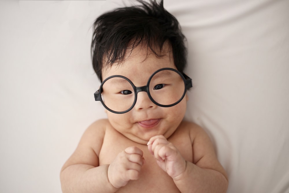 白い眼鏡をかけた赤ちゃん