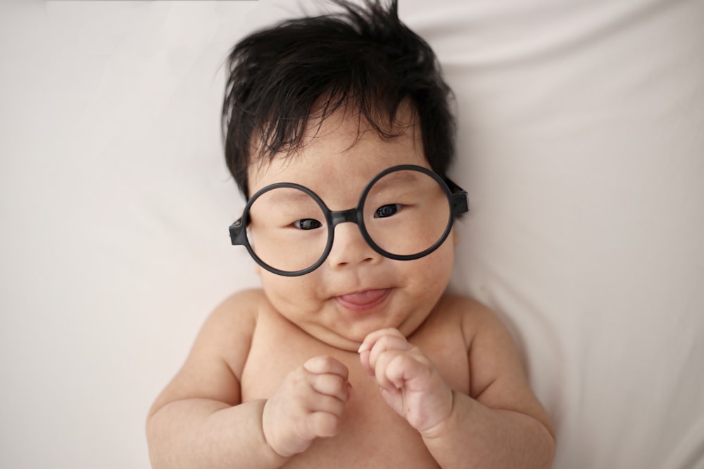 Baby mit weißer Brille