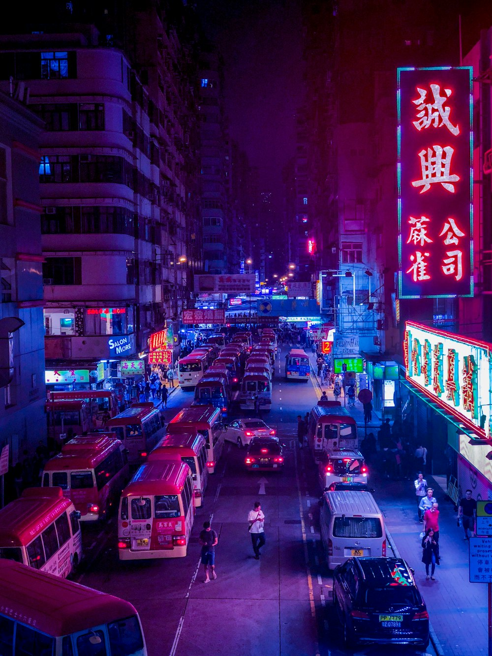 야간에는 건물로 둘러싸인 도로의 자동차