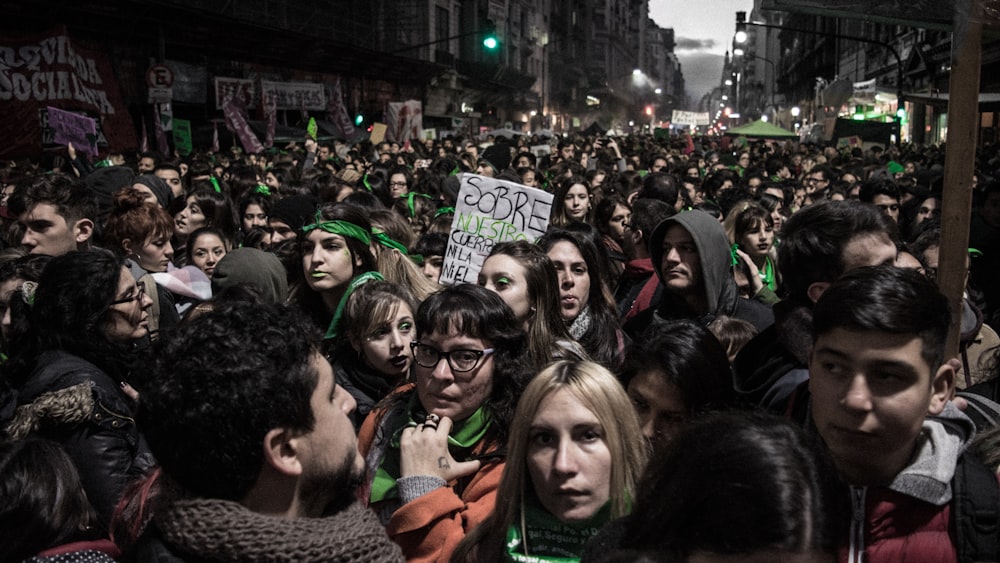 les gens dans la rue la nuit