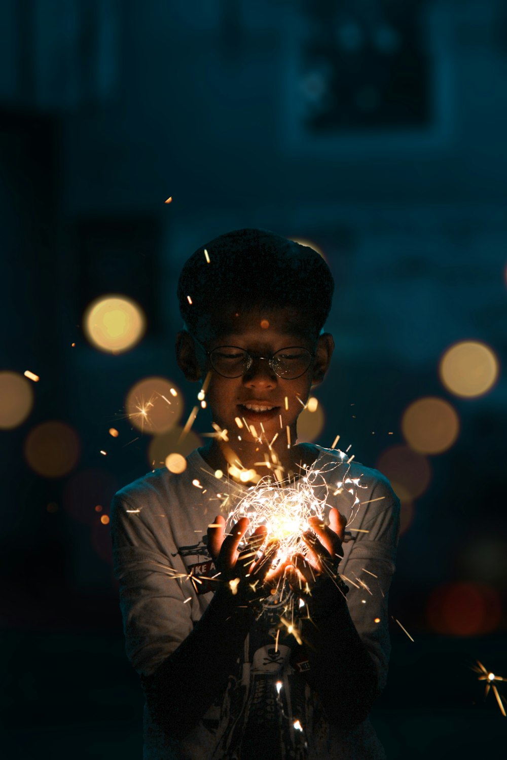 ragazzo che tiene i cracker di illuminazione