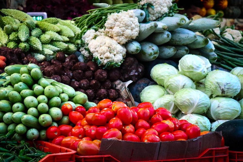 Fotografía con poca luz de una pila de verduras