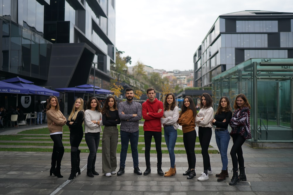 Personas en fila afuera del edificio