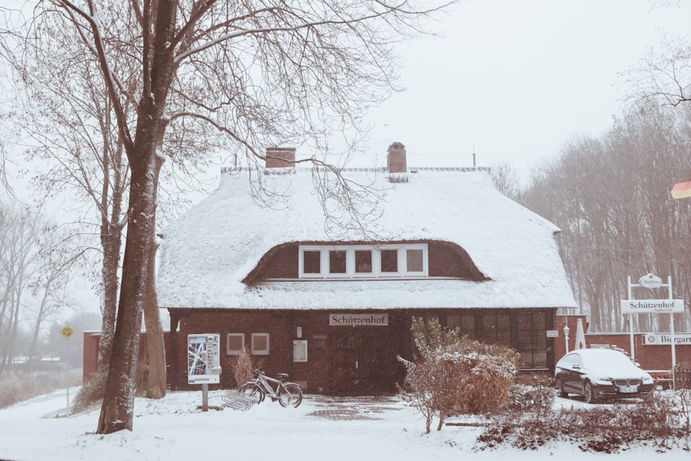 casa marrone coperta di neve