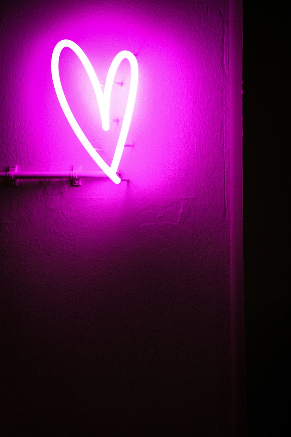 Những đèn neon trái tim màu tím làm tăng thêm sự lãng mạn cho không gian. Với chiếc ảnh độc đáo này, bạn sẽ tìm thấy sự lãng mạn, sự ngoạn mục và sự độc đáo. Hãy xem ảnh và cảm nhận được sức mạnh của đèn neon một cách rõ ràng.
