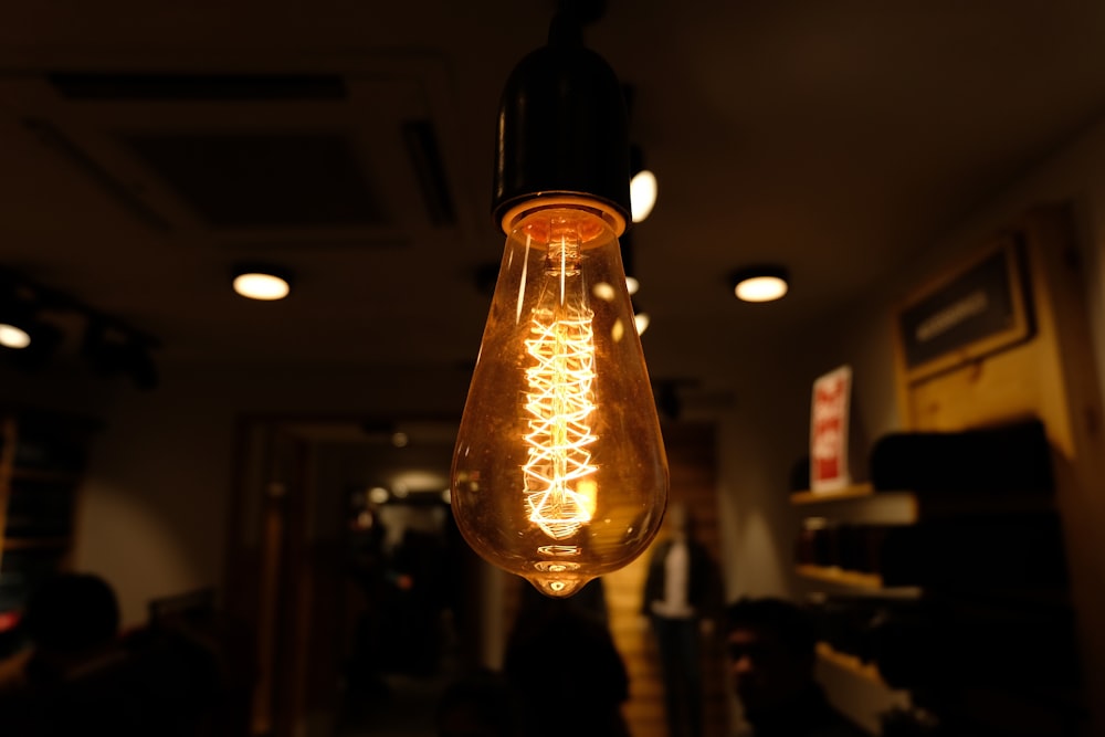 Ampoule suspendue orange clair à l’intérieur de la chambre