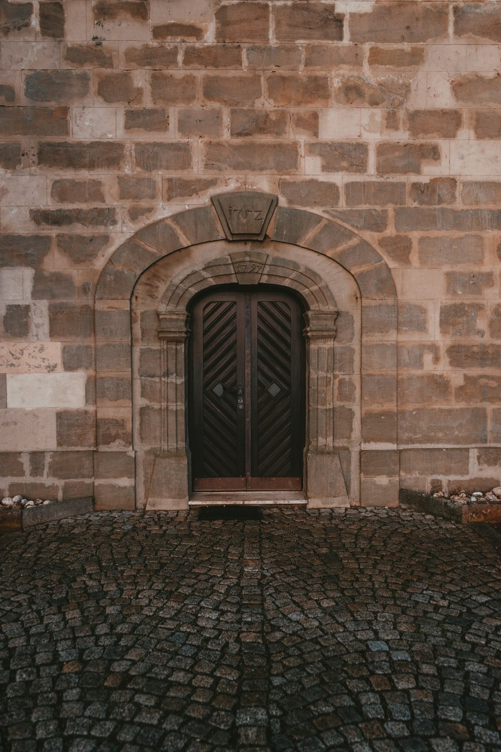 Portes noires fermées