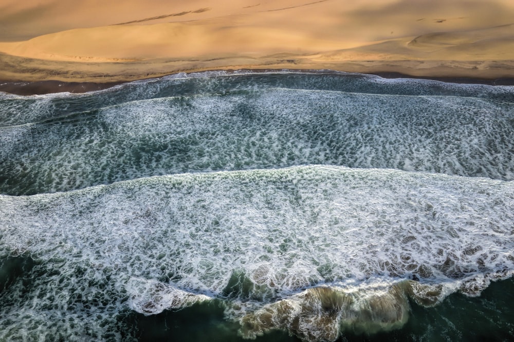 Onde del mare vicino al deserto