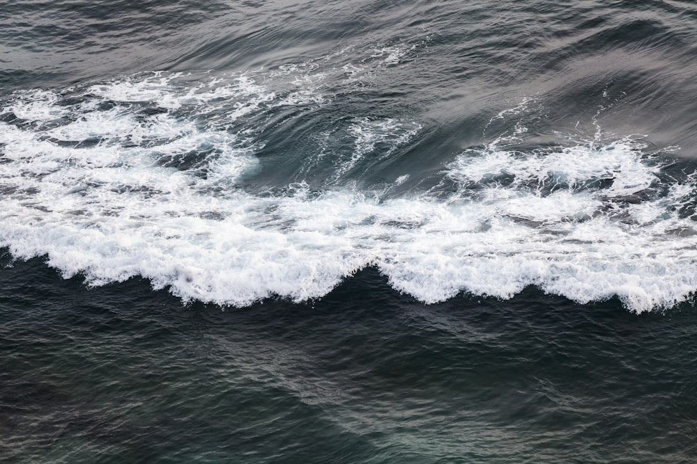 ocean waves during daytime