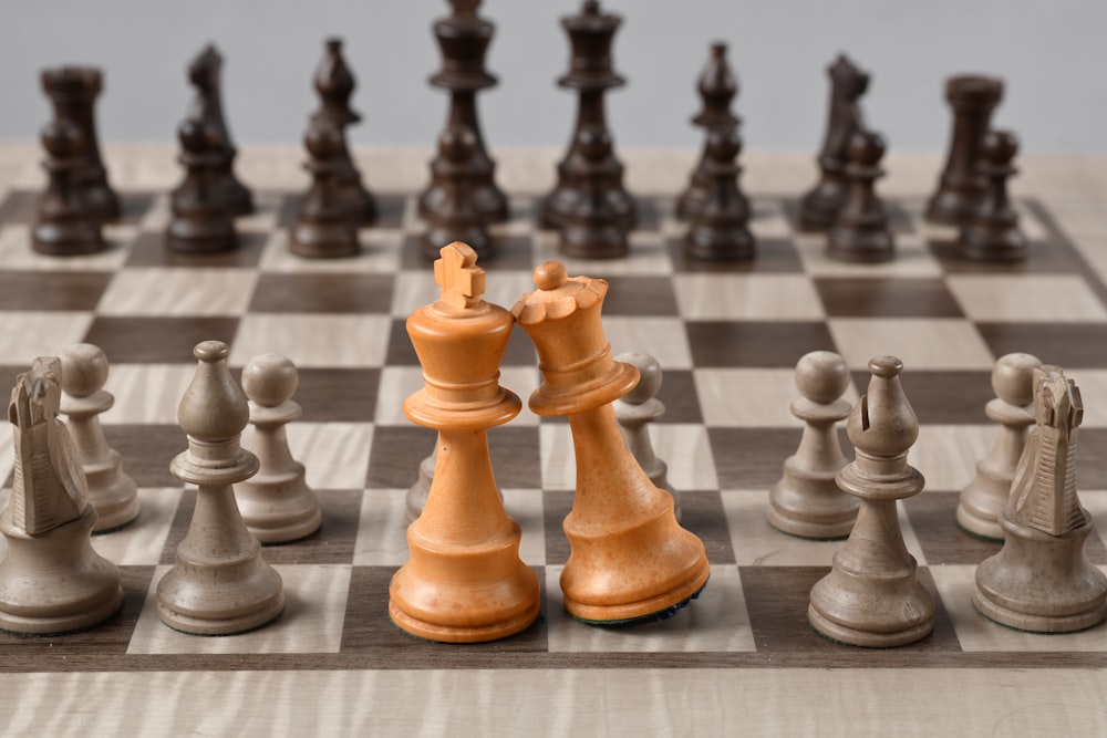 Maldito taquigrafía entregar Foto Piezas de ajedrez rey y reina – Imagen Marrón gratis en Unsplash