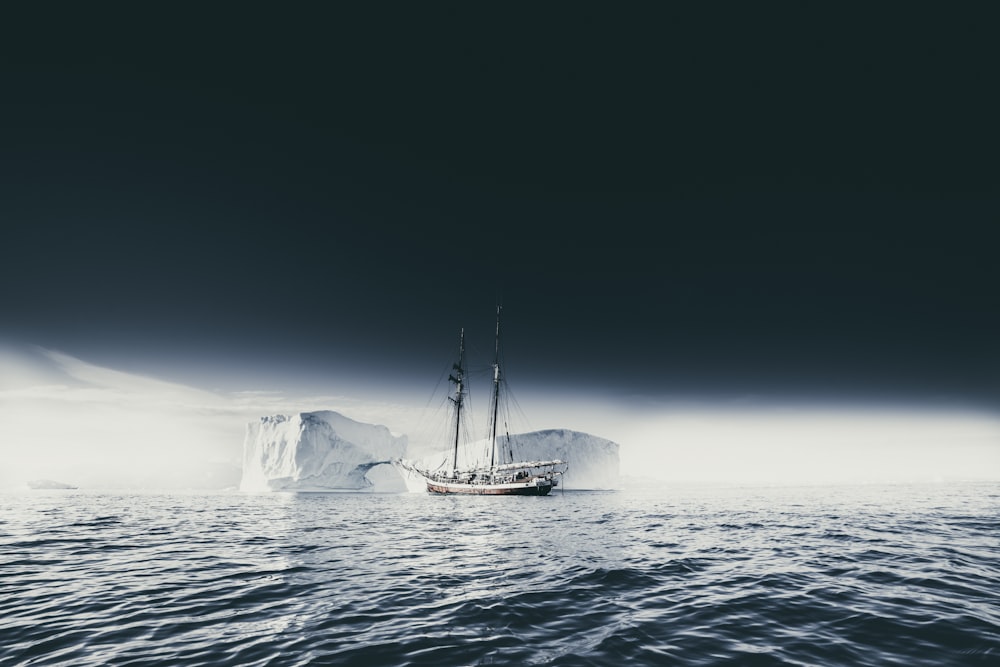 Barco en un cuerpo de agua cerca de un iceberg